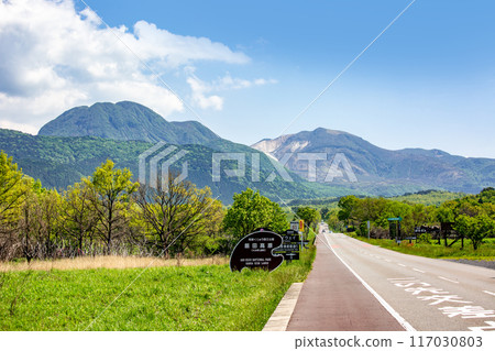 新鮮的綠色 Chojabaru Tadewara 沼澤和 Kuju 山脈 117030803