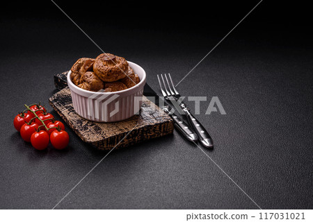 Delicious juicy whole champignons baked on the grill with salt and spices 117031021