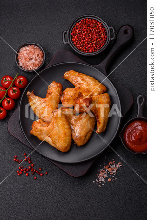 Delicious fried chicken wings with salt, spices and herbs 117031050