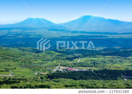 從山波高速公路展望台眺望瀨之本高原和阿蘇山 從山波高速公路展望台眺望瀨之本高原和阿蘇山 117031160