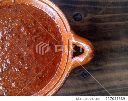 墨西哥食物，木桌上自製的莎莎羅哈（紅醬）（文字空間） 117031889