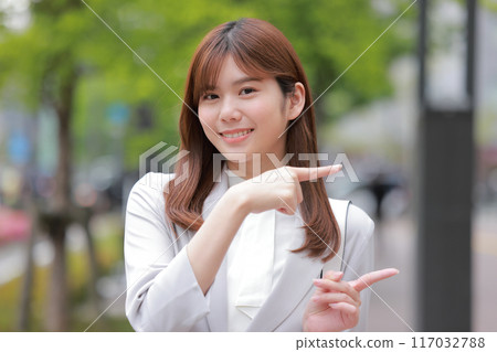 指向旁邊的女商人_3 指向旁邊的女商人_3 117032788