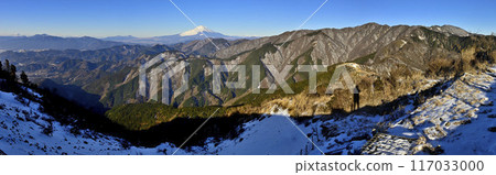 A panoramic view of snow-capped Mt. Fuji, Mt. Hakone and the Tanzawa Mountains from the top of Mt. Sannotou in Tanzawa 117033000