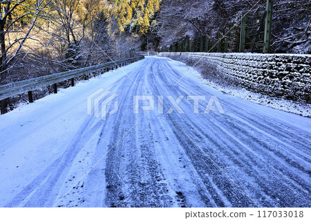 Kanagawa Prefectural Route 70 Hadano-Kiyokawa Line: Icy roads in the mountains 117033018