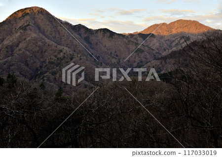 From Hinokiboramaru in Tanzawa: Morning greets Mount Hokizawa Gongen and the peak of Akegamaru dyed in the morning glow From Hinokiboramaru in Tanzawa: Morning greets Mount Hokizawa Gongen and the peak of Akegamaru dyed in the morning glow 117033019