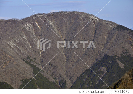 山梨百名山之一的大室山,沐浴在丹澤檜木堂丸的朝陽 山梨百名山之一的大室山,沐浴在丹澤檜木堂丸的朝陽 117033022