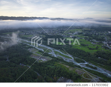 盛夏清晨，長野縣白馬村白馬雲海（無人機空拍） 117033902