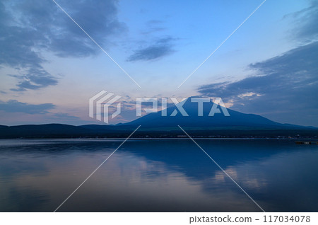 （山梨縣）夏季黎明從山中湖看到的顛倒的富士山 117034078
