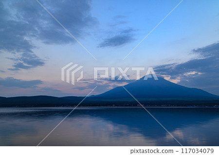 （山梨縣）夏季黎明從山中湖看到的顛倒的富士山 117034079