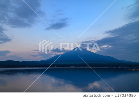 （山梨縣）夏季黎明從山中湖看到的顛倒的富士山 117034080