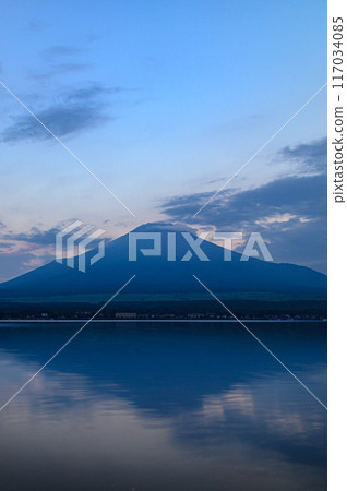 （山梨縣）夏季黎明從山中湖看到的顛倒的富士山 117034085