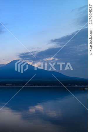 （山梨縣）夏季黎明從山中湖看到的顛倒的富士山 117034087