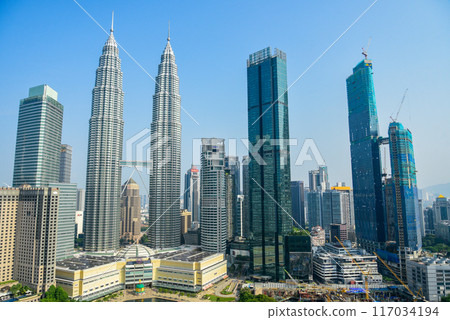 在藍天的襯托下,吉隆坡雙子星大樓的美麗景色 在藍天的襯托下,吉隆坡雙子星大樓的美麗景色 117034194