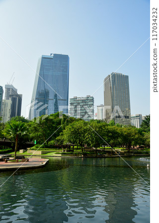在藍天的襯托下，吉隆坡雙子星大樓的美麗景色 117034232