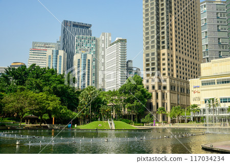 在藍天的襯托下，吉隆坡雙子星大樓的美麗景色 117034234