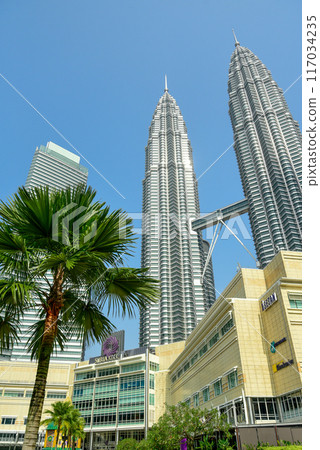 在藍天的襯托下,吉隆坡雙子星大樓的美麗景色 在藍天的襯托下,吉隆坡雙子星大樓的美麗景色 117034235