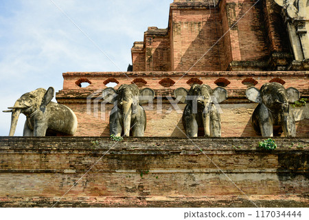 Beautiful scenery of Wat Chedi Luang temple in Chiang Mai, Thailand 117034444