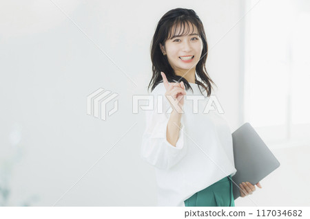 穿著辦公室休閒服的年輕女子 117034682