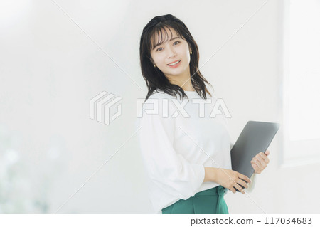 穿著辦公室休閒服的年輕女子 穿著辦公室休閒服的年輕女子 117034683