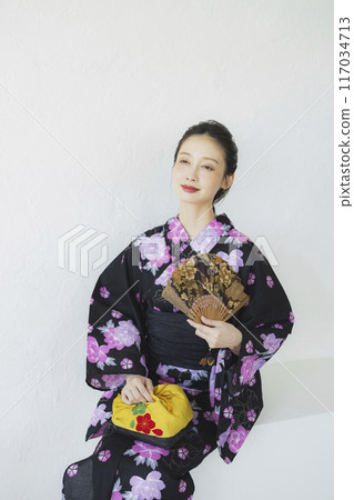 穿著黑色浴衣的女人 117034713