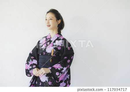 Woman in black yukata 117034717
