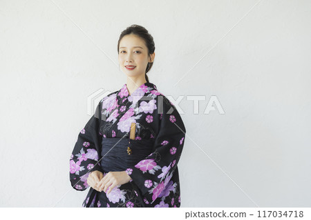 穿著黑色浴衣的女人 117034718