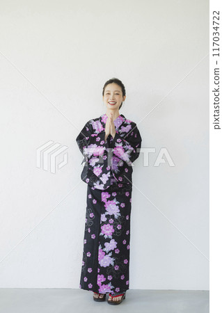 Woman in black yukata 117034722