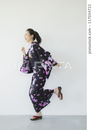 穿著黑色浴衣的女人 117034723