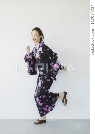 穿著黑色浴衣的女人 117034724