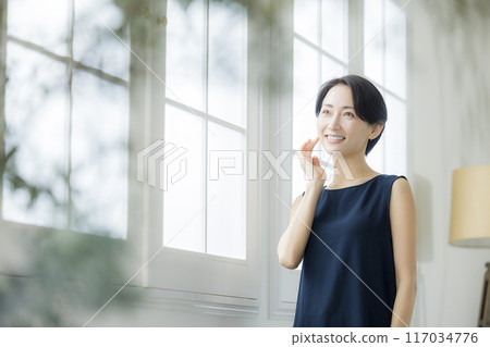 A woman who feels moisturized 117034776