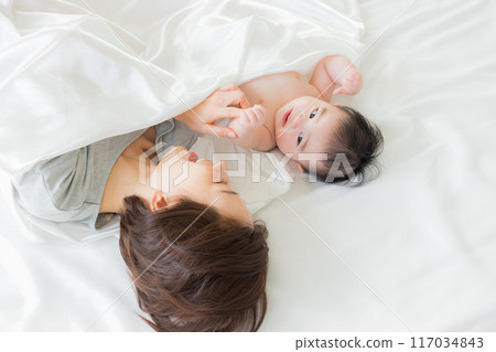 寶寶和媽媽一起睡覺 117034843