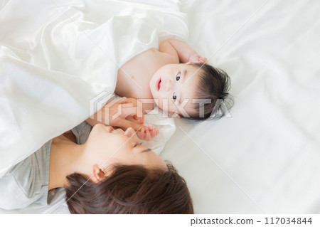 寶寶和媽媽一起睡覺 117034844