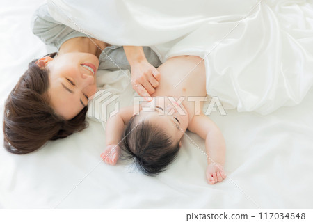 寶寶和媽媽一起睡覺 117034848