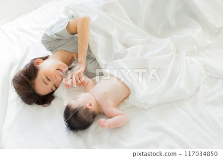 寶寶和媽媽一起睡覺 117034850