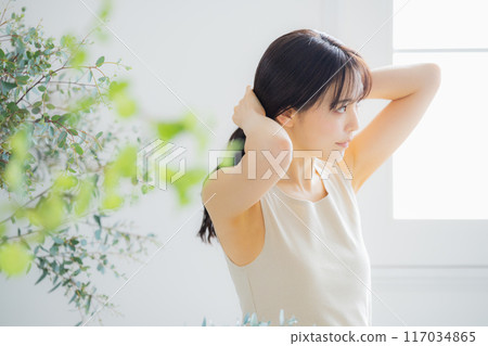 年輕女性的護髮形象 117034865