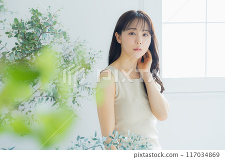 年輕女性的護髮形象 117034869