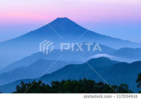 (Yamanashi Prefecture) Mt. Fuji and the mountain ranges as seen from Mt. Karagaharazuri in the early morning (Yamanashi Prefecture) Mt. Fuji and the mountain ranges as seen from Mt. Karagaharazuri in the early morning 117034916