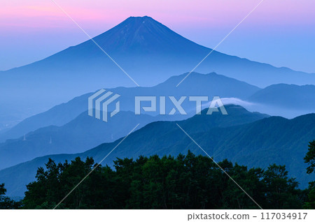 (Yamanashi Prefecture) Mt. Fuji and the mountain ranges as seen from Mt. Karagaharazuri in the early morning (Yamanashi Prefecture) Mt. Fuji and the mountain ranges as seen from Mt. Karagaharazuri in the early morning 117034917