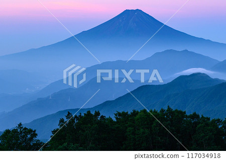 (山梨縣)清晨從恆原山看到的富士山和山脈 (山梨縣)清晨從恆原山看到的富士山和山脈 117034918