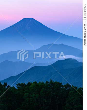 （山梨縣）清晨從恆原山看到的富士山和山脈 117034922