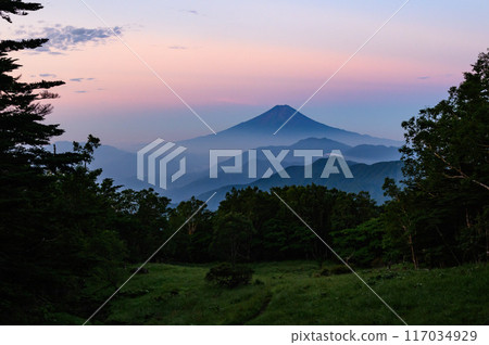 (Yamanashi Prefecture) Mt. Fuji and the mountain ranges as seen from Mt. Karagaharazuri in the early morning 117034929