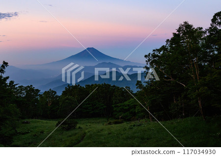 (Yamanashi Prefecture) Mt. Fuji and the mountain ranges as seen from Mt. Karagaharazuri in the early morning 117034930