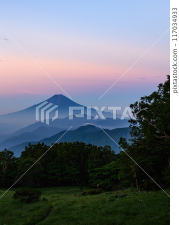 (山梨縣)清晨從恆原山看到的富士山和山脈 (山梨縣)清晨從恆原山看到的富士山和山脈 117034933
