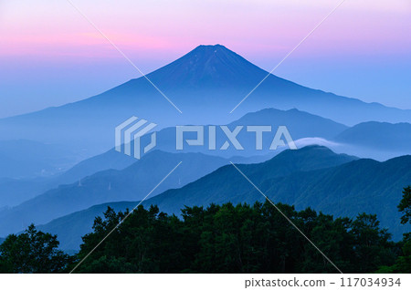 （山梨縣）清晨從恆原山看到的富士山和山脈 117034934