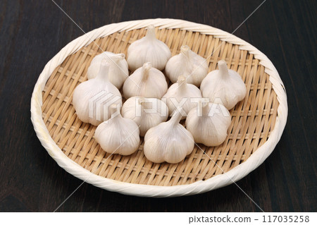 Garlic on a colander 117035258