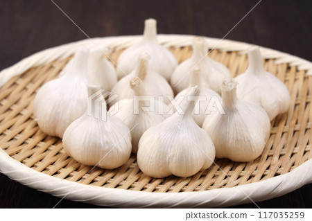 Garlic on a colander 117035259