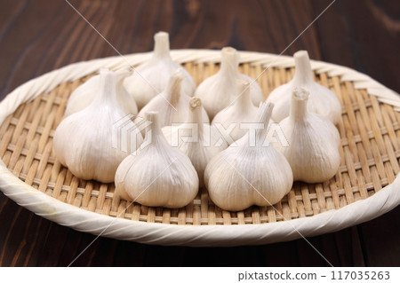 Garlic on a colander 117035263