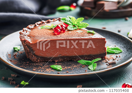 Richly flavored chocolate tart 117035408