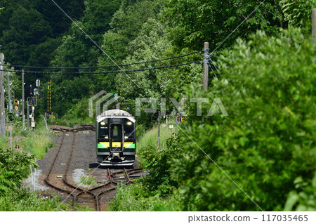 H100型普通列車經過奧白瀧號訊號站 H100型普通列車經過奧白瀧號訊號站 117035465