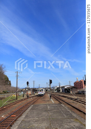 本地線,型號KT-100/200型,車號104,木質架空電線桿,藍天 本地線,型號KT-100/200型,車號104,木質架空電線桿,藍天 117035675